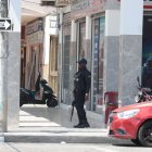 Resguardo. Con la presencia de guardias de seguridad, propietarios de negocios intentan repeler a los delincuentes que acechan a esta zona.