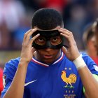 Dortmund (Germany), 25/06/2024.- Kylian Mbappe of France adjusts his mask during the UEFA EURO 2024 group D soccer match between France and Poland, in Dortmund, Germany, 25 June 2024. (Francia, Alemania, Polonia) EFE/EPA/FRIEDEMANN VOGEL