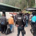 Policía Nacional y agentes municipales realizan los controles en el transporte y espacio público