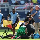 El árbitro asistente 2 Humberto Panjoj de Guatemala es atendido por el portero canadiense Maxime Crepeau y los equipos médicos luego de que Panjoj colapsara.