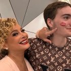 Alejandro con su madre.