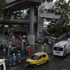 Rescatistas trabajan en la zona donde una cabina del sistema de transporte Metrocable cayó este 26 de junio de 2024 en Medellín.