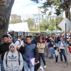 Más de 100 ciudadanos venezolanos formaron una larga fila para recibir su pasaporte, en la sede de la Casa de la Cultura, en Quito.