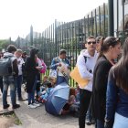 Las personas de atención prioritaria formaron otra fila, durante la entrega de pasaportes venezolanos en Quito.