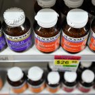 Muchos adultos toman complejos multivitamínicos con al esperanza de mejorar su salud.