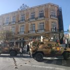 Fotografía de dos tanques militares frente a la sede del Gobierno de Bolivia, este miércoles en La Paz (Bolivia).