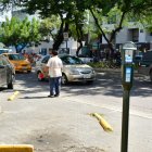 Los señalamientos apuntan a los franeleros, quienes piden dinero para que los conductores eviten ser sancionados por no colocar monedas en los dispositivos.