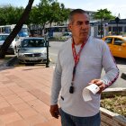 Carlos Garzón se lamentaba luego de recibir la multa por supuestamente exceder el tiempo límite de parqueo, la mañana de este miércoles 26 de junio.