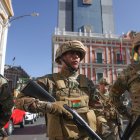 Militares permanecen frente a la sede del Gobierno de Bolivia, este miércoles en La Paz.