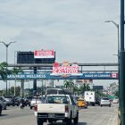 Escenario. Tanto las vallas gigantes, ubicadas en el parterre, como la del paso peatonal tienen los sellos.