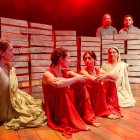 "La toma de la escuela" que se presenta en Quito es una adaptación de la dramaturga Rosario Francés de la propuesta de la también dramaturga Helene Cixous.