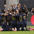 Jugadores de Ecuador celebran el gol durante el primer tiempo del partido.