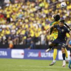 El delantero de Jamaica Shamar Nicholson (L) y el mediocampista de Ecuador Alan Franco (R) desafían el balón durante la primera mitad del partido del grupo B de la CONMEBOL Copa América 2024 entre Ecuador y Jamaica, en Paradise, Nevada, EE. UU., 26 de junio de 2024.