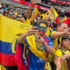 Celebración de los hinchas ecuatorianos en el encuentro frente a Jamaica.