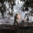 En escombros, así quedó la fábrica de madera consumida por el fuego.