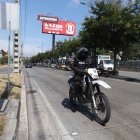 Un motorizado de la Policía circuló por la avenida del Bombero, en el norte de Guayaquil.