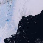 Agua de deshielo acumulada y aguanieve en la plataforma de hielo Tracy Tremenchus, que desemboca en el Océano Austral.
