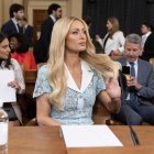 Paris Hilton (centro) comparece ante la audiencia del Comité de Medios y Arbitrios de la Cámara de Representantes titulada "Fortalecimiento del bienestar infantil y protección de los niños de Estados Unidos", en el Capitolio de Washington, DC, EE.UU.