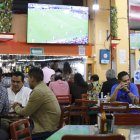 Aficionados observan un partido de la Selección Mexicana de fútbol durante un juego de la Copa América 2024.