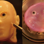 Combo de fotos cedidas por el profesor Shoji Takeuchi, del Instituto de Ciencia Industrial de la Universidad de Tokio, del robot facial con piel "viva" hecha con células humanas