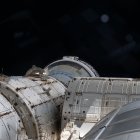 una instantánea tomada el día 6 de junio de 2024 desde una ventana donde se muestra en una parte el espacio y la nave espacial Starliner de Boeing atracada en el puerto delantero del módulo Harmony en la Estación Espacial Internacional (EEI).