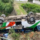 El conductor se habría detenido cerca del puente y al continuar la marcha se salió de la vía y cayó por el puente.