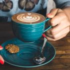 Métodos como el café filtrado o de prensa francesa pueden ser más saludables que los cafés instantáneos o expreso con aditivos.