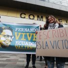 Familiares y amigos del asesinado candidato presidencial ecuatoriano Fernando Villavicencio realizan un plantón frente al complejo judicial en el que debe desarrollarse el juicio por el crimen, este jueves en Quito (Ecuador).