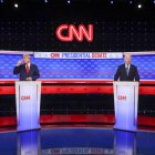 El presidente de EE.UU. Joe Biden (d) y el expresidente de EE.UU., Joe Biden durante el primer debate presidencial en Atlanta (EE.UU.).