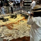 SIENA (ITALIA), 26/06/2024.- Visitantes de la catedral de la ciudad italiana de Siena observan este jueves las decenas de mosaicos y escenas que decoran el pavimento del templo, que permanece cubierto por una gran tela el resto del año para su protección. Un par de veces al año, la catedral de la ciudad italiana de Siena (norte) retira la alfombra que protege y oculta su impresionante pavimento, un gran "puzle" con decenas de "viñetas" de piedra que narran historias, guerras y creencias ancestrales, ahora de nuevo visibles para sorpresa del visitante. EFE/ Gonzalo Sánchez