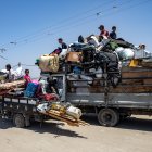 Palestinos huyen de los campos de desplazados ante el avance del Ejército israelí al oeste de Rafah, en el sur de la Franja de Gaza.