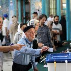 Los iraníes emitieron sus votos en un colegio electoral durante las elecciones presidenciales, en Teherán, Irán, el 28 de junio de 2024.