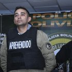 Un agente de la Dirección de Análisis Criminal e Inteligencia (DACI) de Bolivia escolta al capitán de infantería Miguel Burgos este 28 de junio de 2024, durante su presentación luego de su arresto en La Paz (Bolivia).