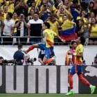 Luis Díaz (L) de Colombia celebra con Johan Mojica (R) de Colombia luego de que Díaz anotara el primer gol contra Costa Rica en un penal durante la primera mitad de la CONMEBOL Copa América 2024.