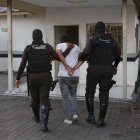 Detienen a un secuestrador con vestimenta de policía, la víctima logró escapar.