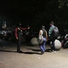 Entrada. Los jueves y viernes se cierra desde las 18:00 hasta las 22:00; y en los exteriores, al menos esta semana, sí hubo control policial y por parte de los metropolitanos.