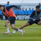Fotografía de archivo de los jugadores argentinos Alejandro Garnacho (i) y Juan Marcos Foyth durante un entrenamiento de la selección argentina.