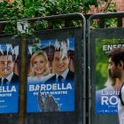 Carteles pegados en París muestran a los ultraderechistas Marine Le Pen y Jordan Bardella.