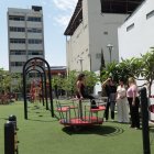 Junto a la plazoleta Luzárraga hay un área con juegos infantiles.