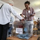 Una mujer emite su voto en la primera vuelta de las elecciones parlamentarias anticipadas de Francia, en un colegio electoral en París, el 30 de junio de 2024.