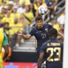 El mediocampista ecuatoriano Alan Franco despeja el balón del cuadro de Ecuador durante el primer tiempo de la CONMEBOL Copa América 2024 grupo B.