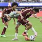 El defensa venezolano Jon Mikel Aramburu (d) fue registrado el pasado 26 de junio al disputar un balón con el lateral mexicano Gerardo Arteaga (c), durante un partido del grupo B de la Copa América 2024.