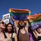 Miembros de la comunidad LGBTIQ+ ondean banderas con los colores del arco iris y gritan consignas durante la Marcha del Orgullo en Estambul, Turquía, el 30 de junio de 2024.