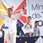 Rafael Correa y detrás de él está Walter Solís, en diciembre de 2015, cuando cumplían las funciones de presidente y ministro.