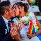 Una pareja contrae matrimonio en el Día del Orgullo LGTBI el sábado pasado.