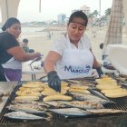 El olor que salía de las parrillas atrajo cada vez a más comensales.