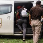 Migrantes reciben ayuda del personal del Instituto Nacional de Migración (INM).