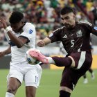 Johan Vásquez de México (R) y Kevin Rodríguez de Ecuador (L) en acción durante el partido de fútbol del grupo B de la CONMEBOL Copa América 2024 entre México y Ecuador en Glendale, Arizona, EE.UU., el 30 de junio de 2024.