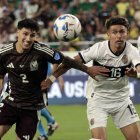 Jeremy Sarmiento de Ecuador (R) y Jorge Sánchez de México (L) en acción durante el partido de fútbol del grupo B de la CONMEBOL Copa América 2024 entre México y Ecuador en Glendale, Arizona, EE.UU., el 30 de junio de 2024.