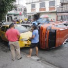 Múltiple choque en las calles 4 de Noviembre y Tulcán deja como saldo 2 heridos.